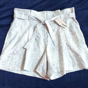 NWT Ladies Worthington Gray/White Python Linen Pleated Tie Waist Shorts …